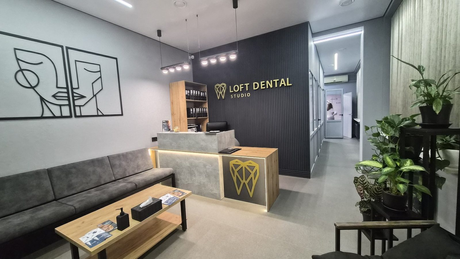 Зона очікування та рецепція Loft Dental Studio